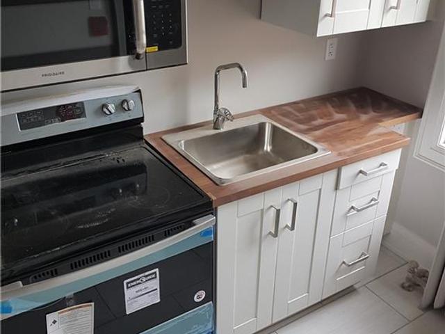 3 - 3 Connaught Avenue S