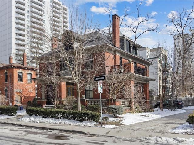 197 BAY Street S