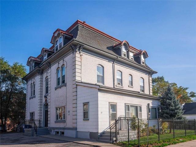 17 WEBBER Avenue