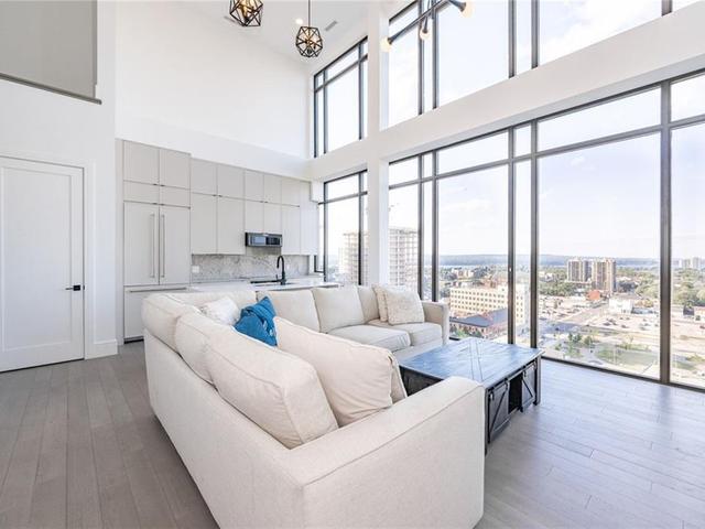 PH12 - 118 KING Street E