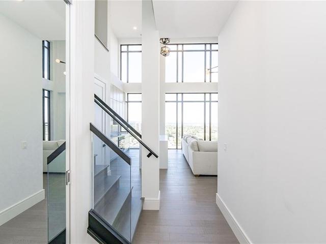 PH12 - 118 KING Street E