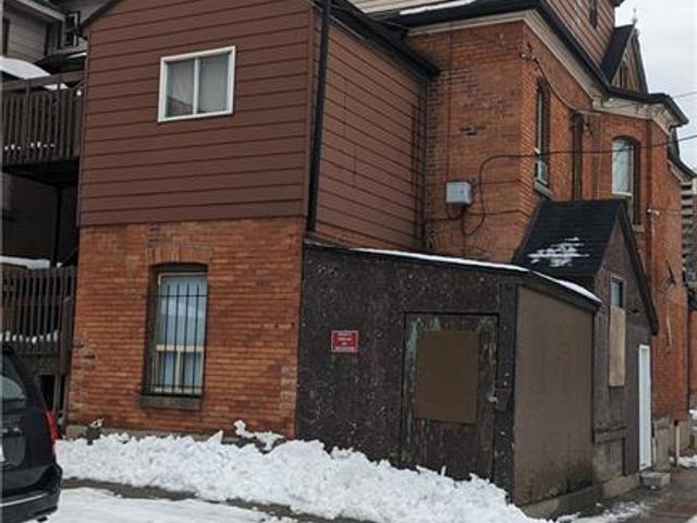 15 VICTORIA Avenue N