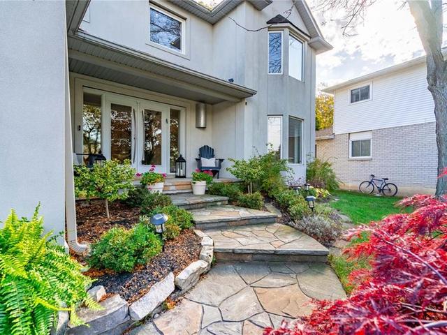 17 SUTER Crescent
