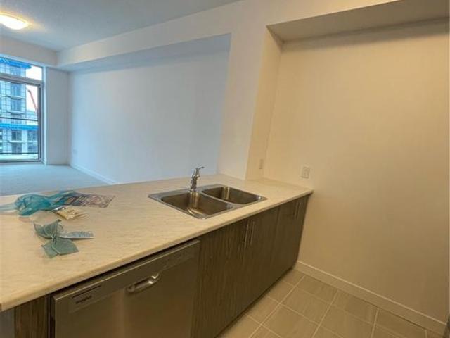 1007 - 460 Dundas Street E