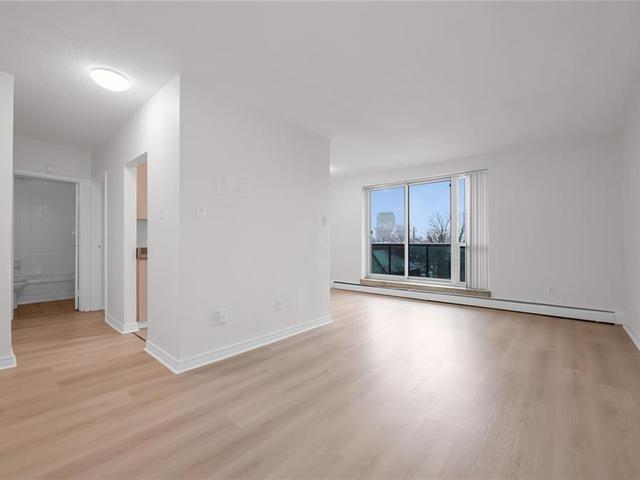 202 - 81 CHARLTON Avenue E