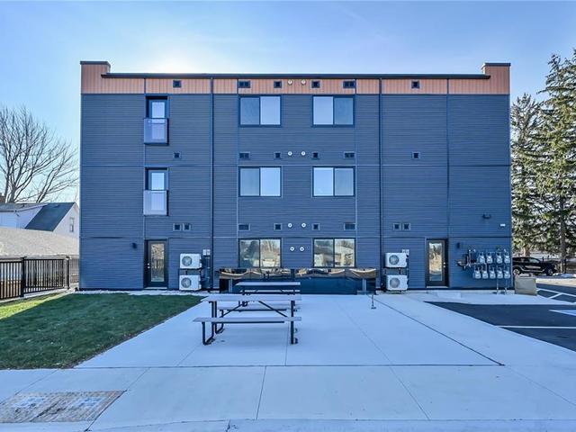 302B - 261 KING Street E