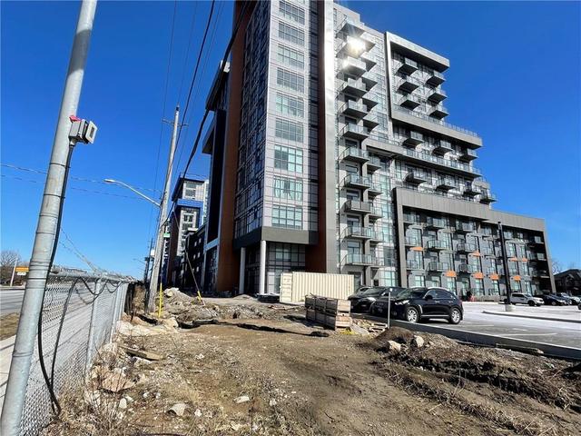 201 - 470 Dundas Street E