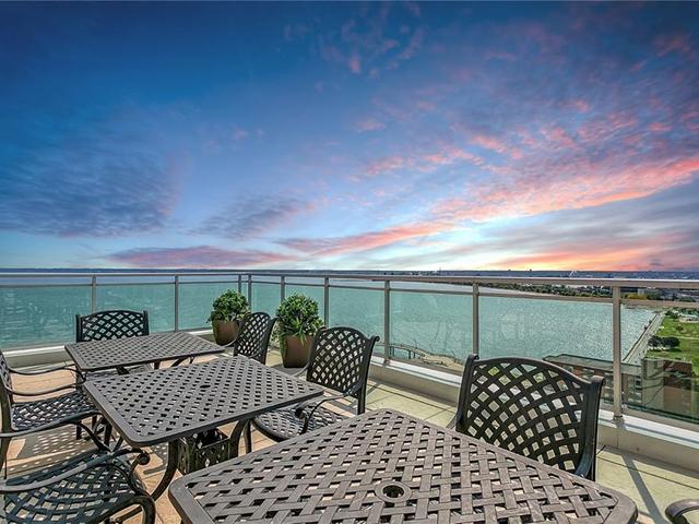 803 - 360 PEARL Street