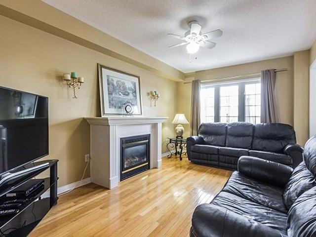 36 Beaverbrook Cres