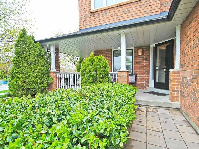 345 Pickering Cres
