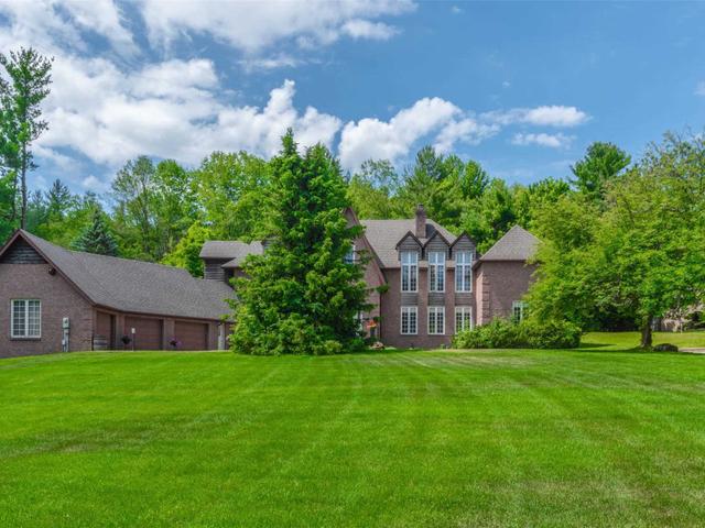 250 Woodland Acres Cres