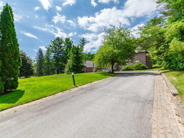 250 Woodland Acres Cres