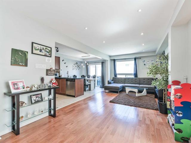 104 Richard Coulson Cres