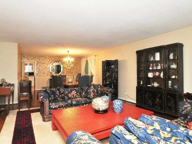 36 Poinsetta Dr N
