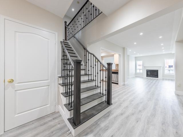 216 Deepsprings Cres