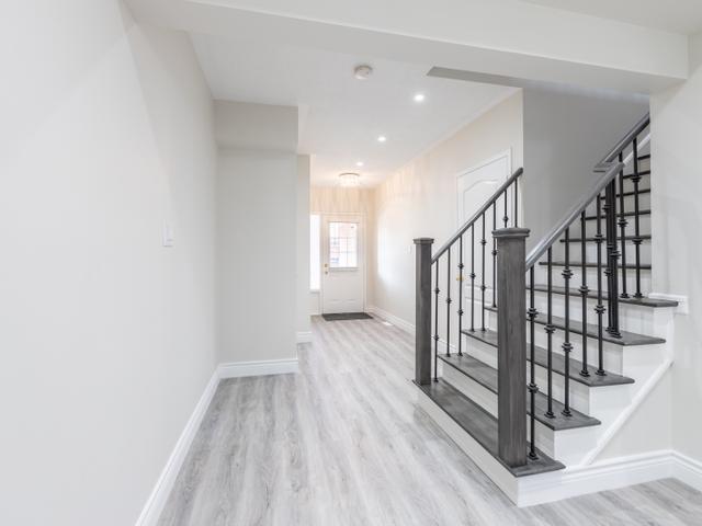 216 Deepsprings Cres