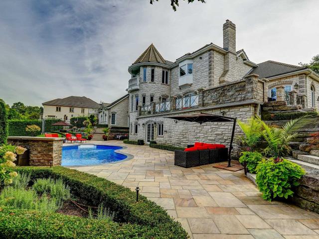 728 Woodland Acres Cres