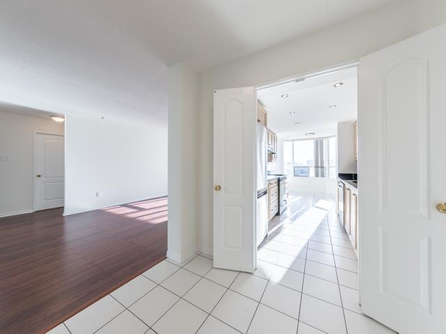 1106 - 11 Townsgate Dr