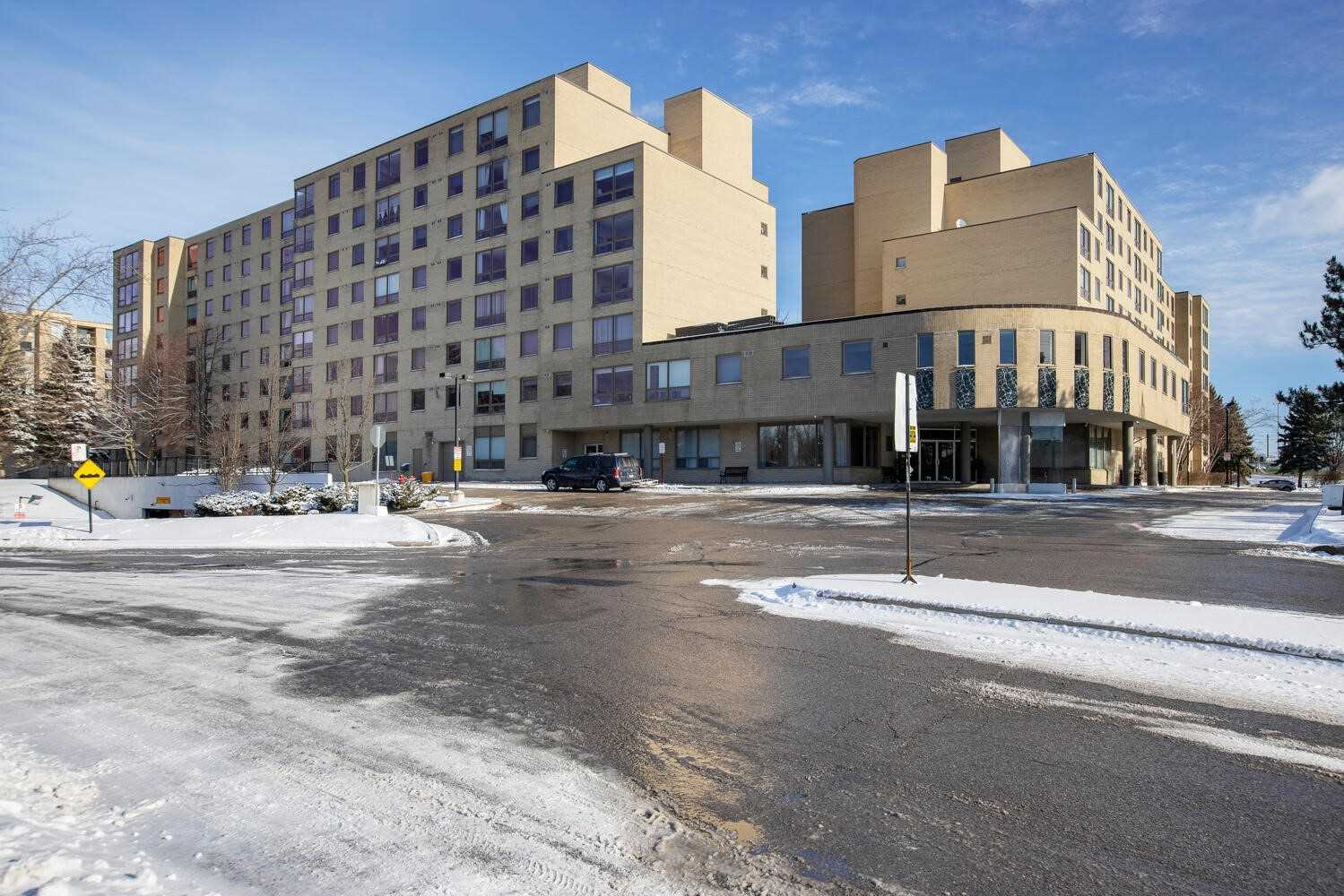 324 326 Major Mackenzie Dr E, Richmond Hill For Sale 499,000