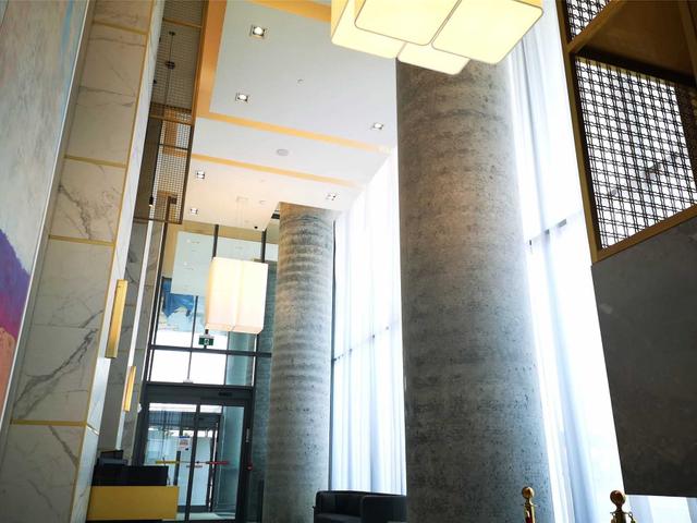 2515 - 950 Portage Pkwy