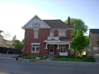 34 Wellington St E