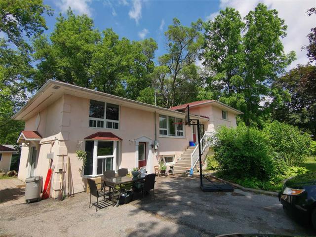 Front - 395 Loretta Cres