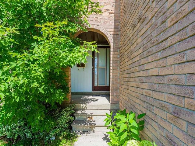 102 Mcclintock Cres