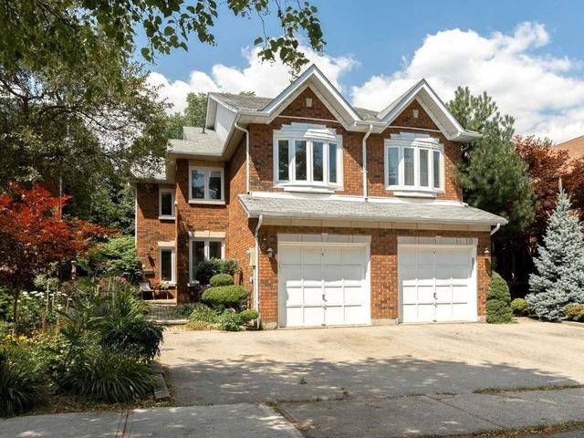 8 Brownstone Circ