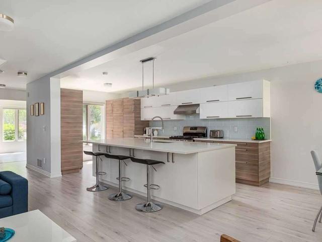 8 Brownstone Circ