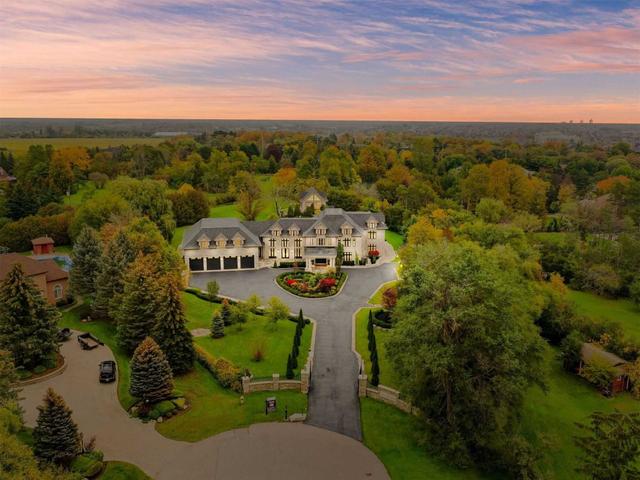 27 Bowes-Lyon Crt