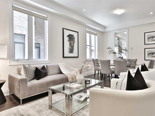 40 Shining Willow Crt