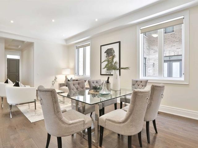 40 Shining Willow Crt