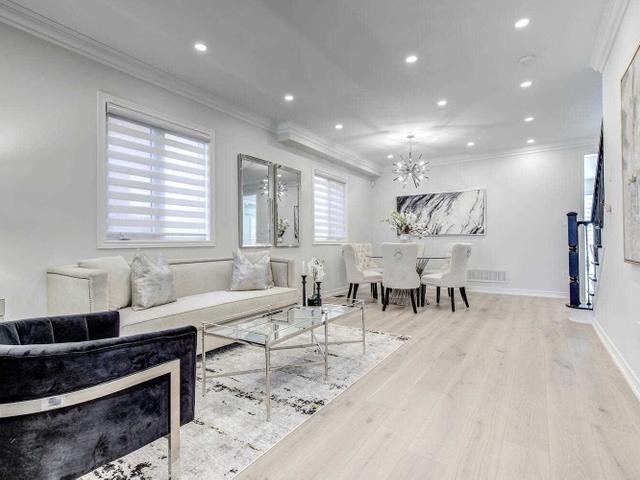 15 Ivy Glen Dr