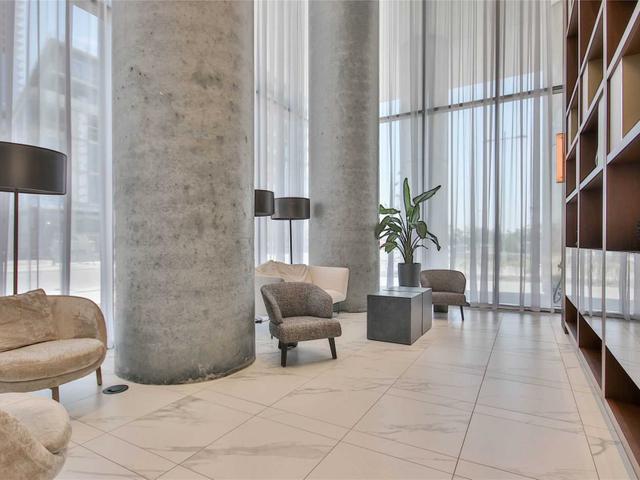 5810 - 950 Portage Pkwy