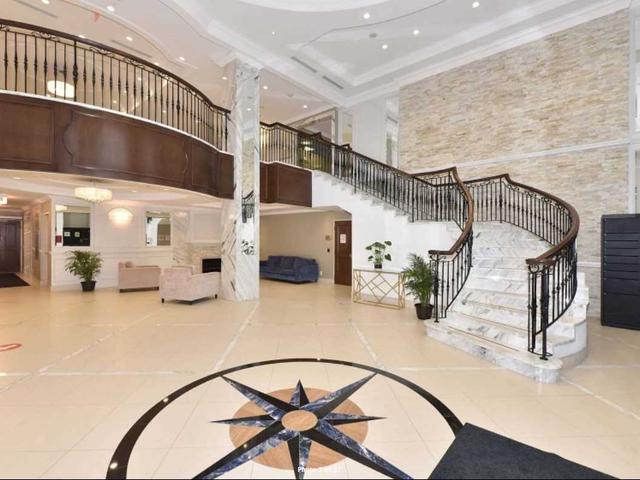 B 720 - 99 South Town Centre Blvd