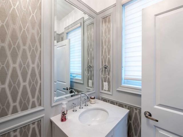 32 Ross Vennare Cres