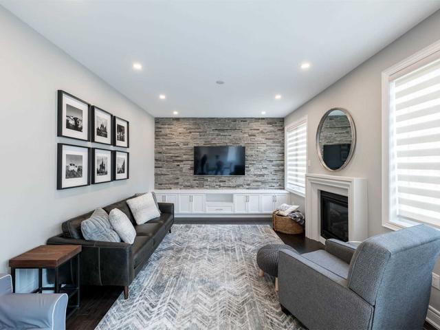 32 Ross Vennare Cres