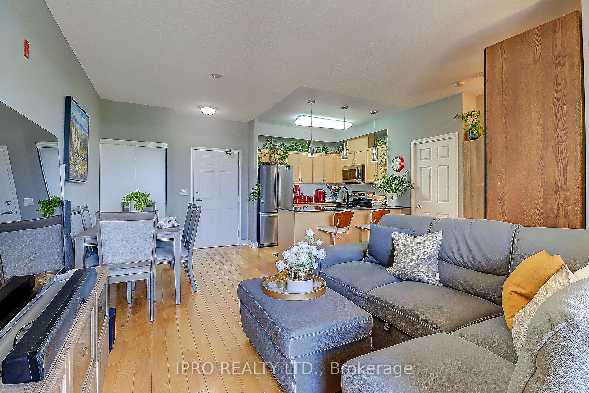 401 15450 Yonge St, Aurora Sold, N6777394 Condos.ca