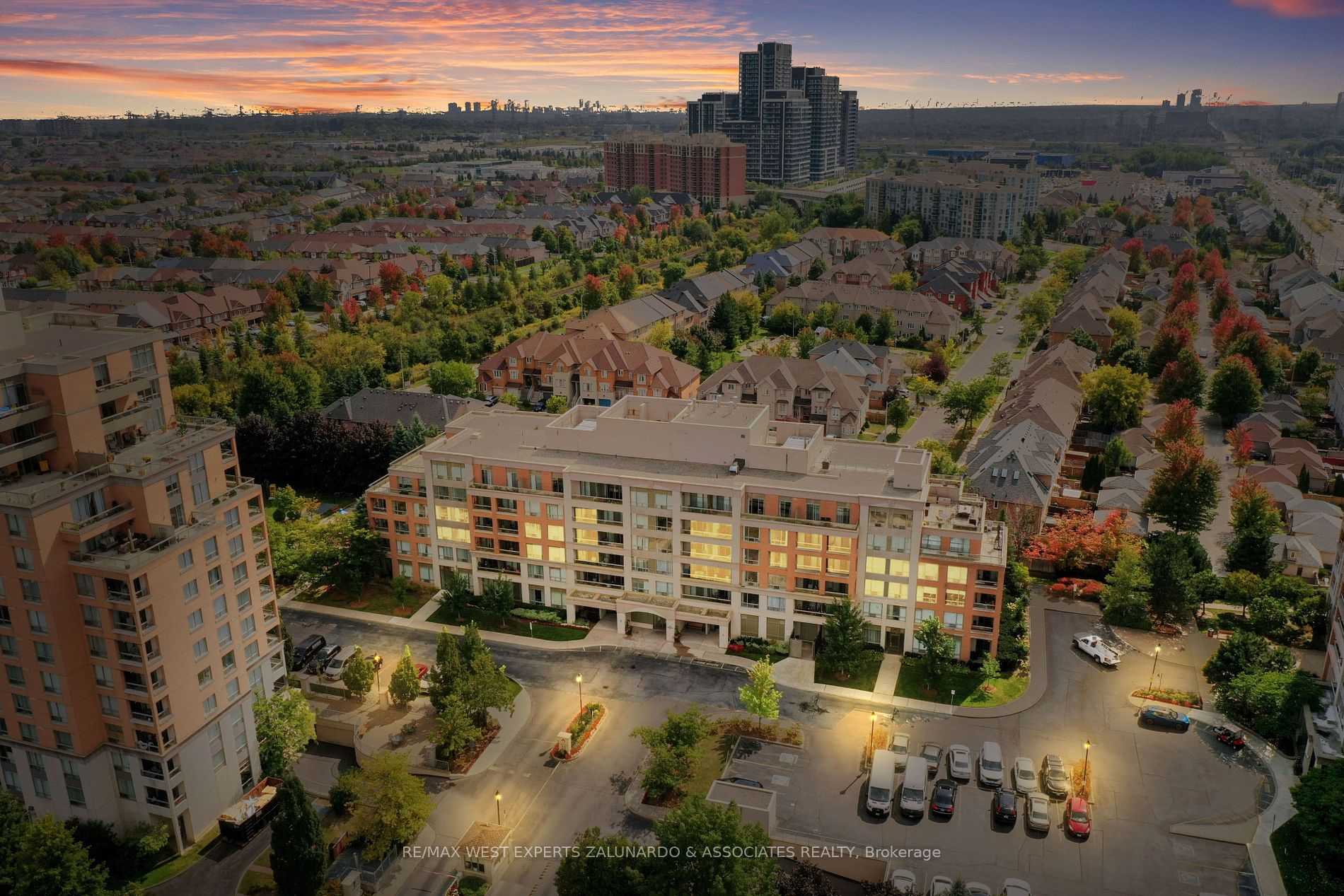 208 19 Northern Heights Dr, Richmond Hill For Sale 599,000