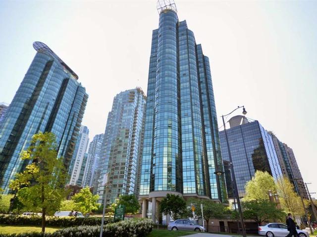 702 - 588 BROUGHTON STREET