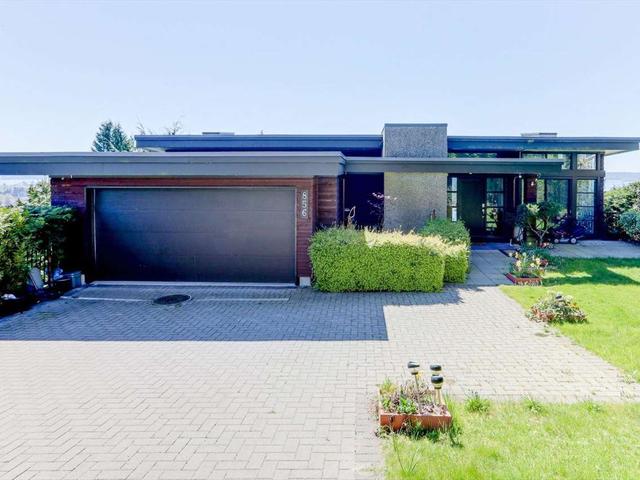 856 ANDERSON CRESCENT