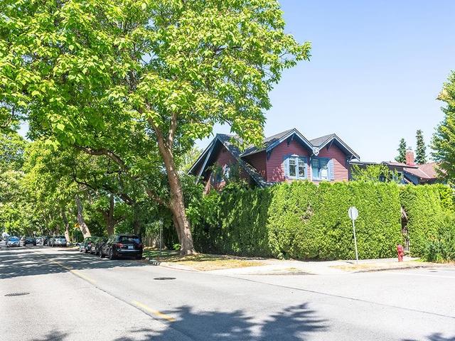 2543 BALACLAVA STREET