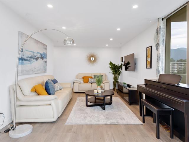 1209 - 2024 FULLERTON AVENUE