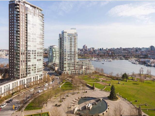 1705 - 583 BEACH CRESCENT
