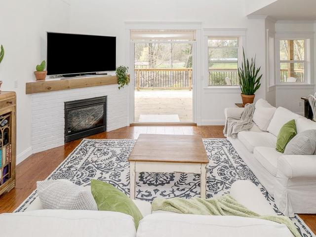 7091 HESSLEA CRESCENT