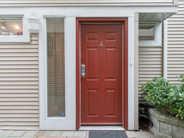 4 - 3130 W 4TH AVENUE