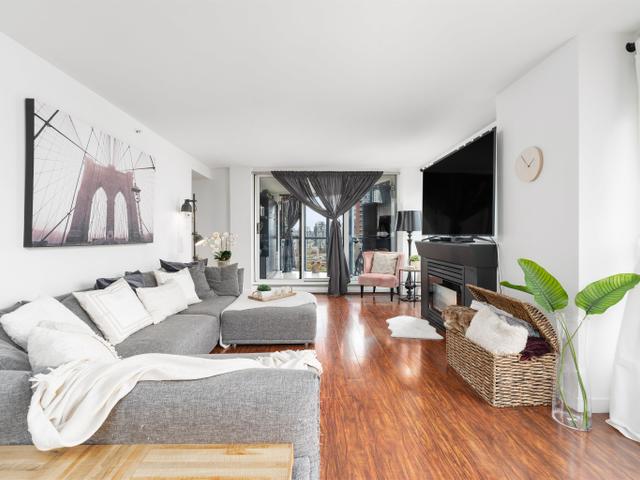 1604 - 183 KEEFER PLACE