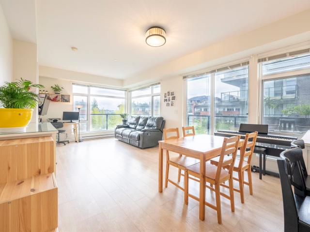 203 - 28 E ROYAL AVENUE