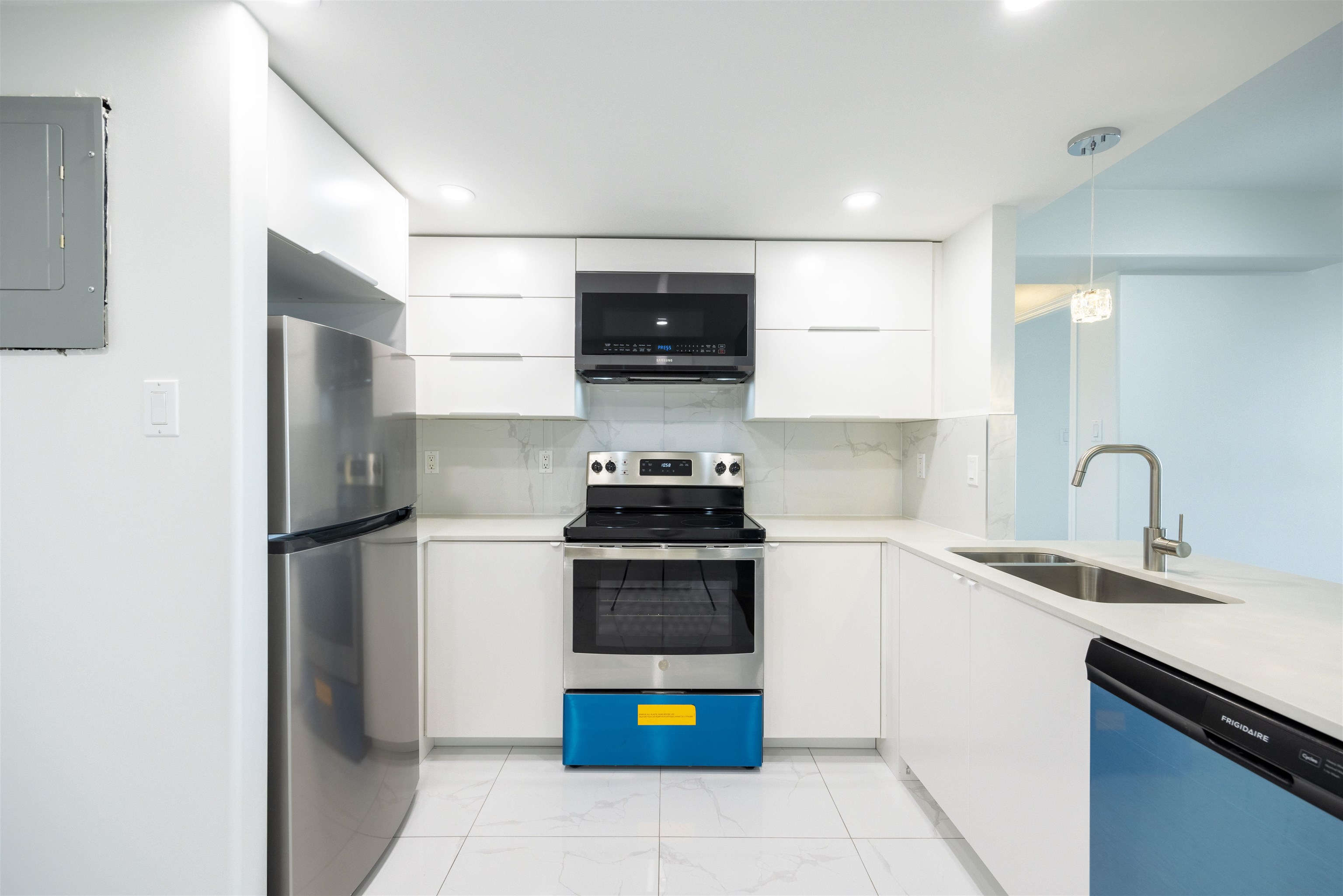 1401 3771 BARTLETT COURT, Burnaby Sold,