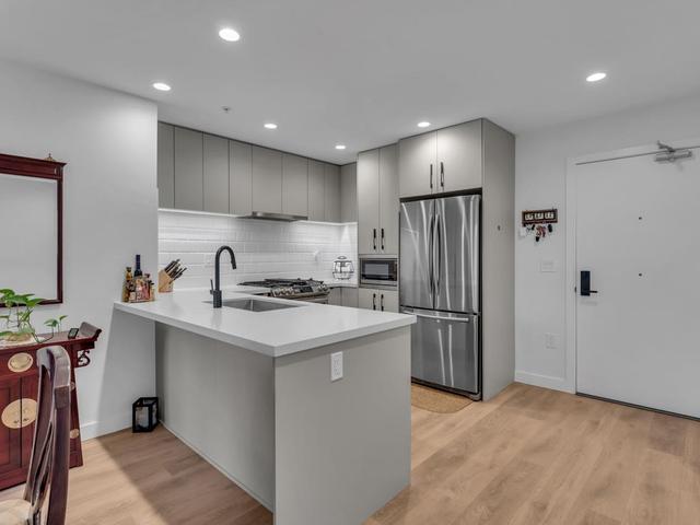 502 - 3038 ST GEORGE STREET